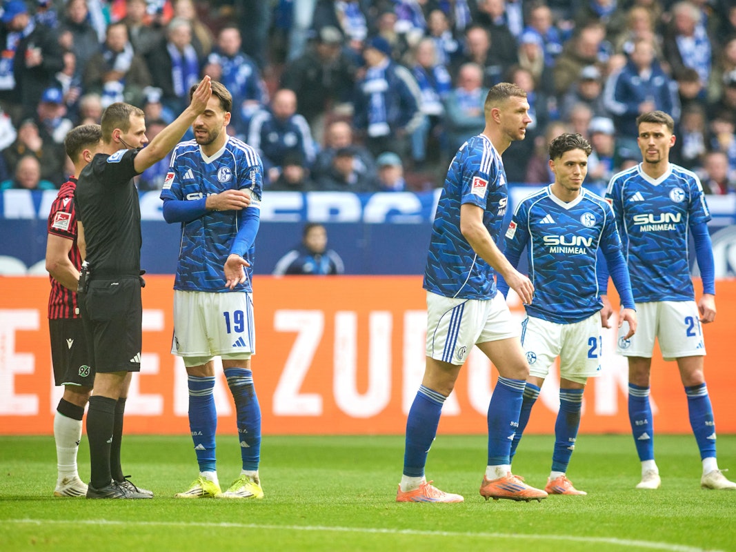 Schiedsrichter Robin Braun schickt Edin Dzeko (3.v.r.) vom Platz, nachdem er ihm die Rote Karte gezeigt hat.