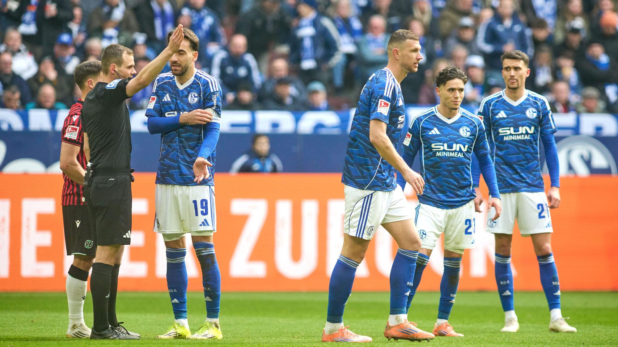 Schiedsrichter Robin Braun schickt Edin Dzeko (3.v.r.) vom Platz, nachdem er ihm die Rote Karte gezeigt hat.