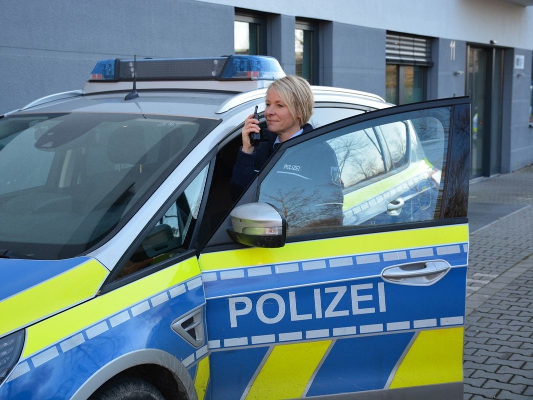 Ein Mann hat am Mittwochnachmittag (18. März 2026) in Hilden drei Smartphones aus einem Laden gestohlen (Symbolbild).