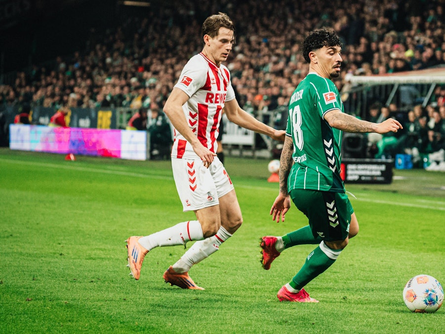 Cameron Puertas und Jakub Kaminski im Kampf um den Ball.