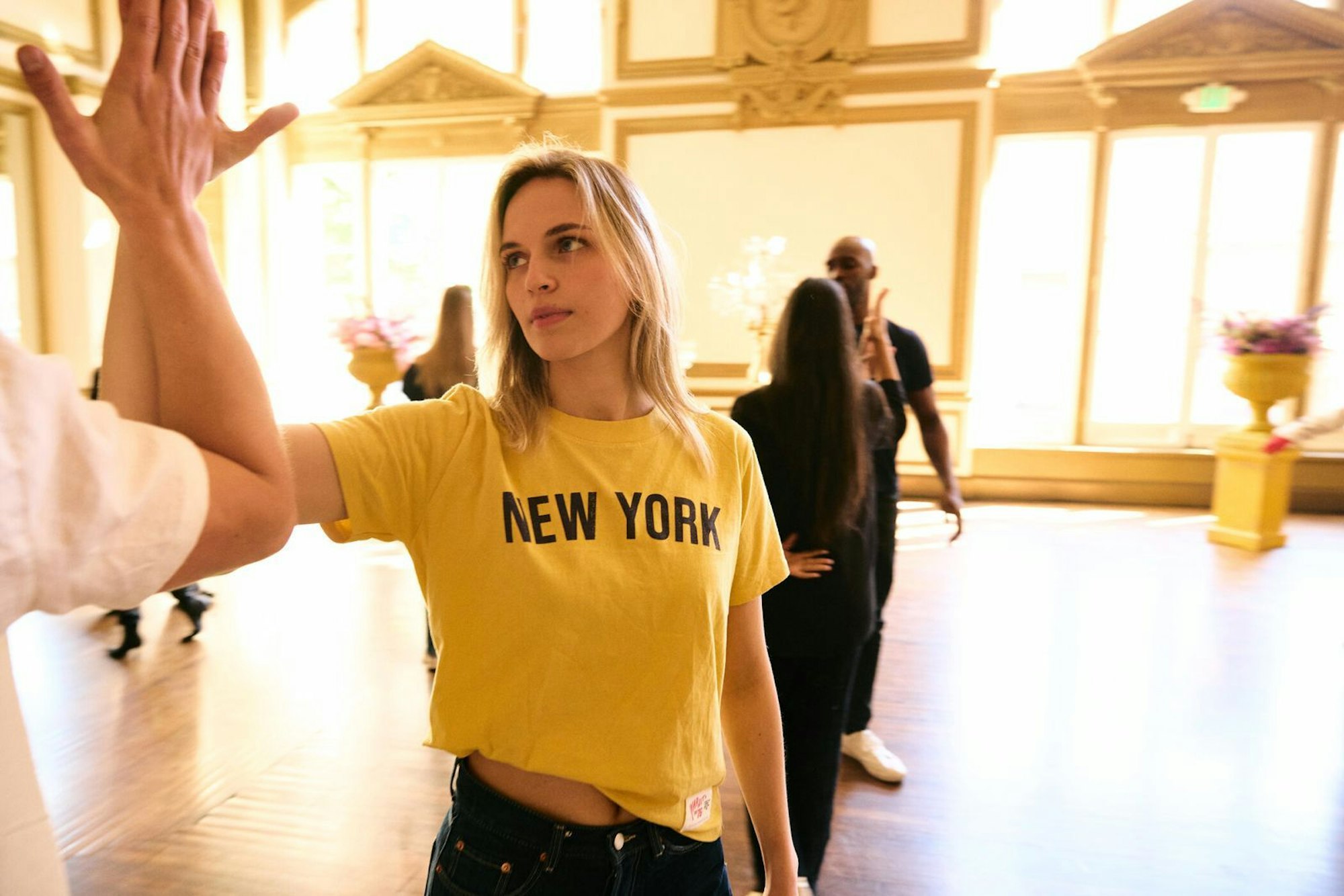 Nachwuchsmodel Anna übt für den Paartanz. (Bild: ProSieben/Max Montgomery)