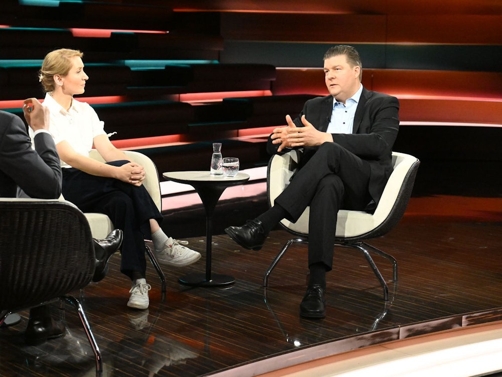 Mit Andreas Dressel (SPD, rechts) und Ines Schwerdtner (Die Linke) sprach Markus Lanz am Mittwoch unter anderem über das Thema Migration. (Bild: ZDF / Markus Hertrich)