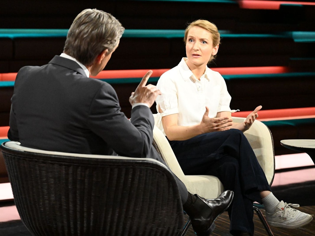 „Nicht ablenken!“, forderte Markus Lanz von Ines Schwerdtner. (Bild: ZDF / Markus Hertrich)