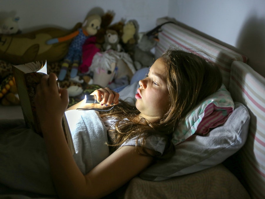 Ein Kind liest im Bett