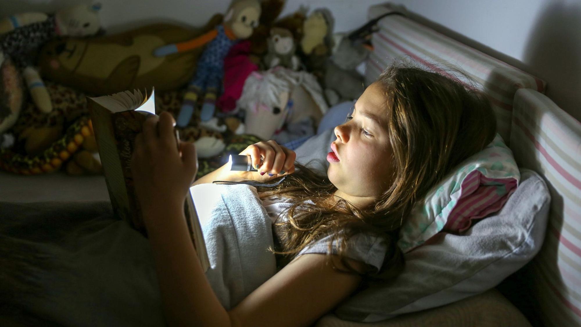 Ein Kind liest im Bett