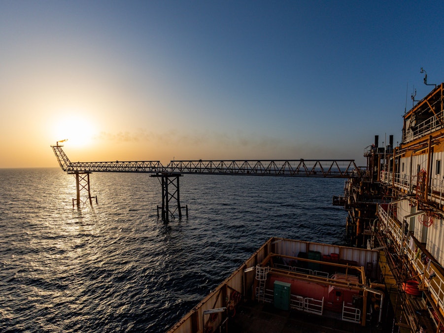 Offshore-Plattform bei Sonnenuntergang über dem Meer