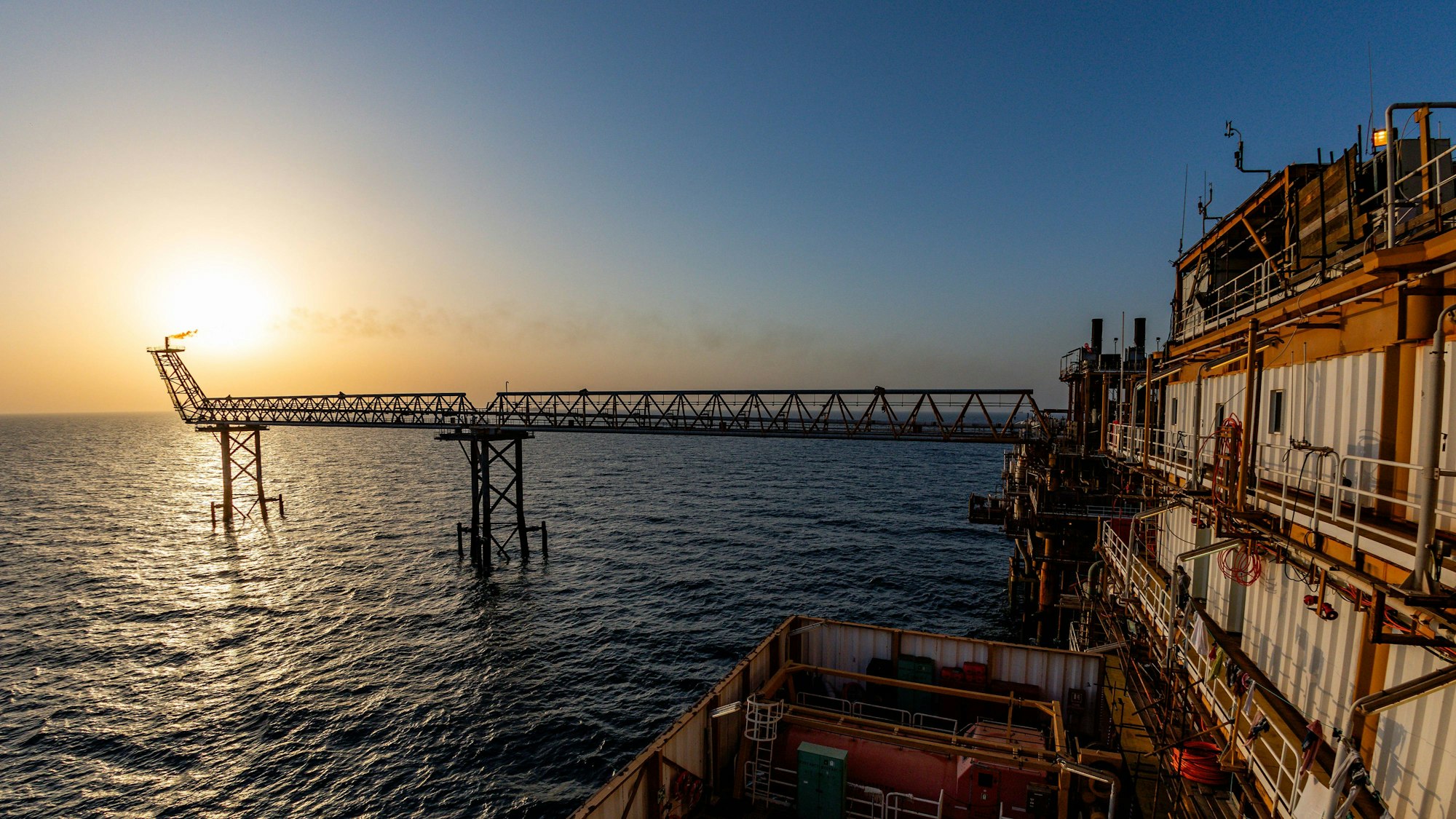 Offshore-Plattform bei Sonnenuntergang über dem Meer