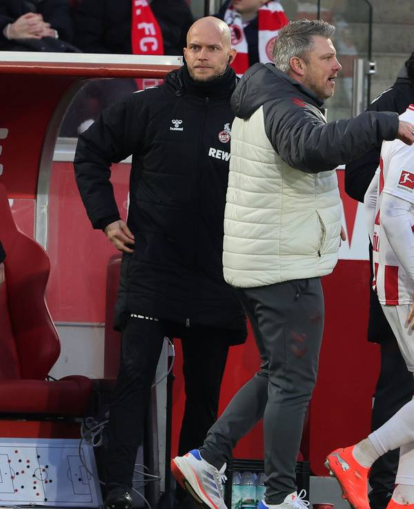 Lukas Kwasniok bereitet Felipe Chavez für eine Einwechslung vor.