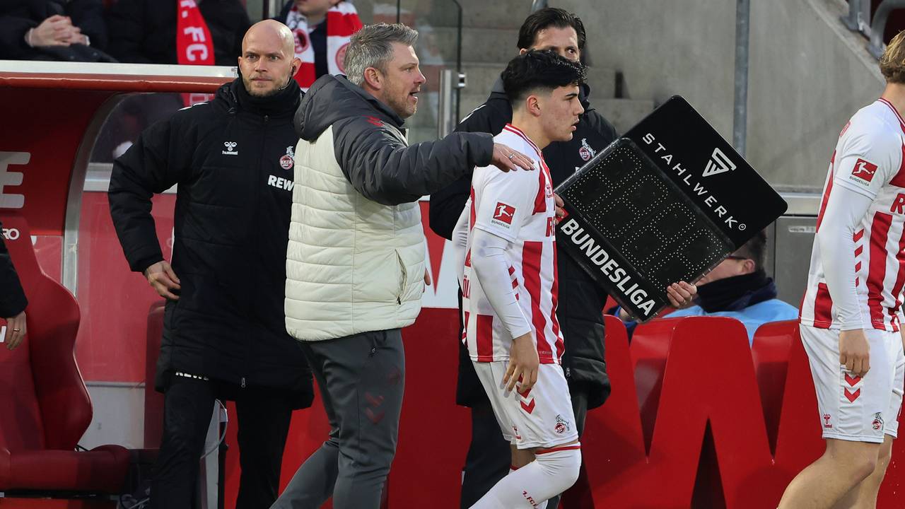 Lukas Kwasniok bereitet Felipe Chavez für eine Einwechslung vor.