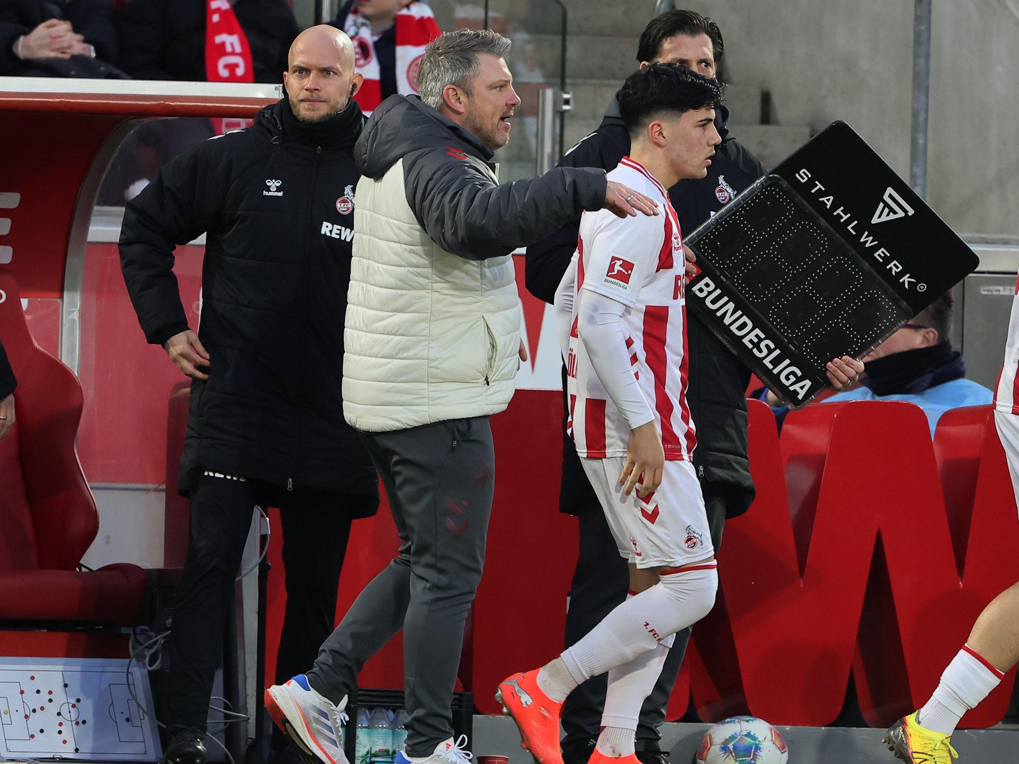 Lukas Kwasniok bereitet Felipe Chavez für eine Einwechslung vor.