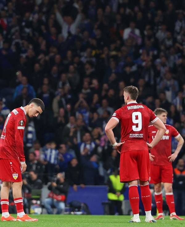 Die Spieler des VfB Stuttgart stehen enttäuscht auf dem Platz.