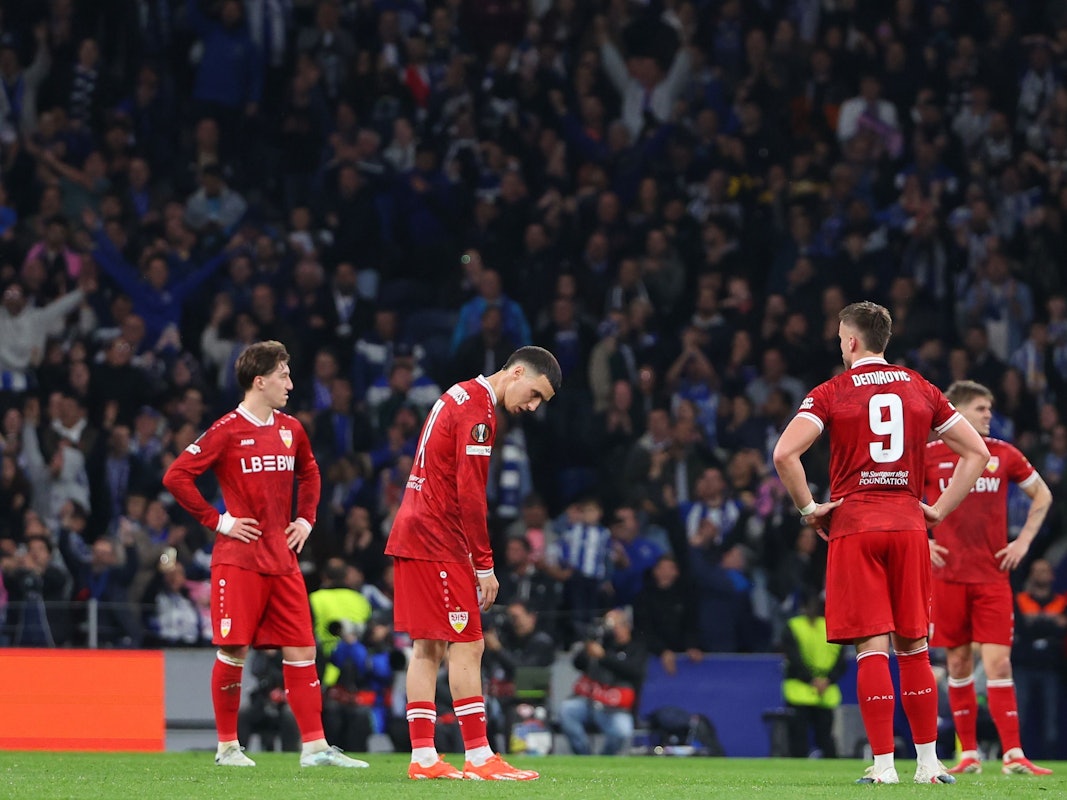 Die Spieler des VfB Stuttgart stehen enttäuscht auf dem Platz.