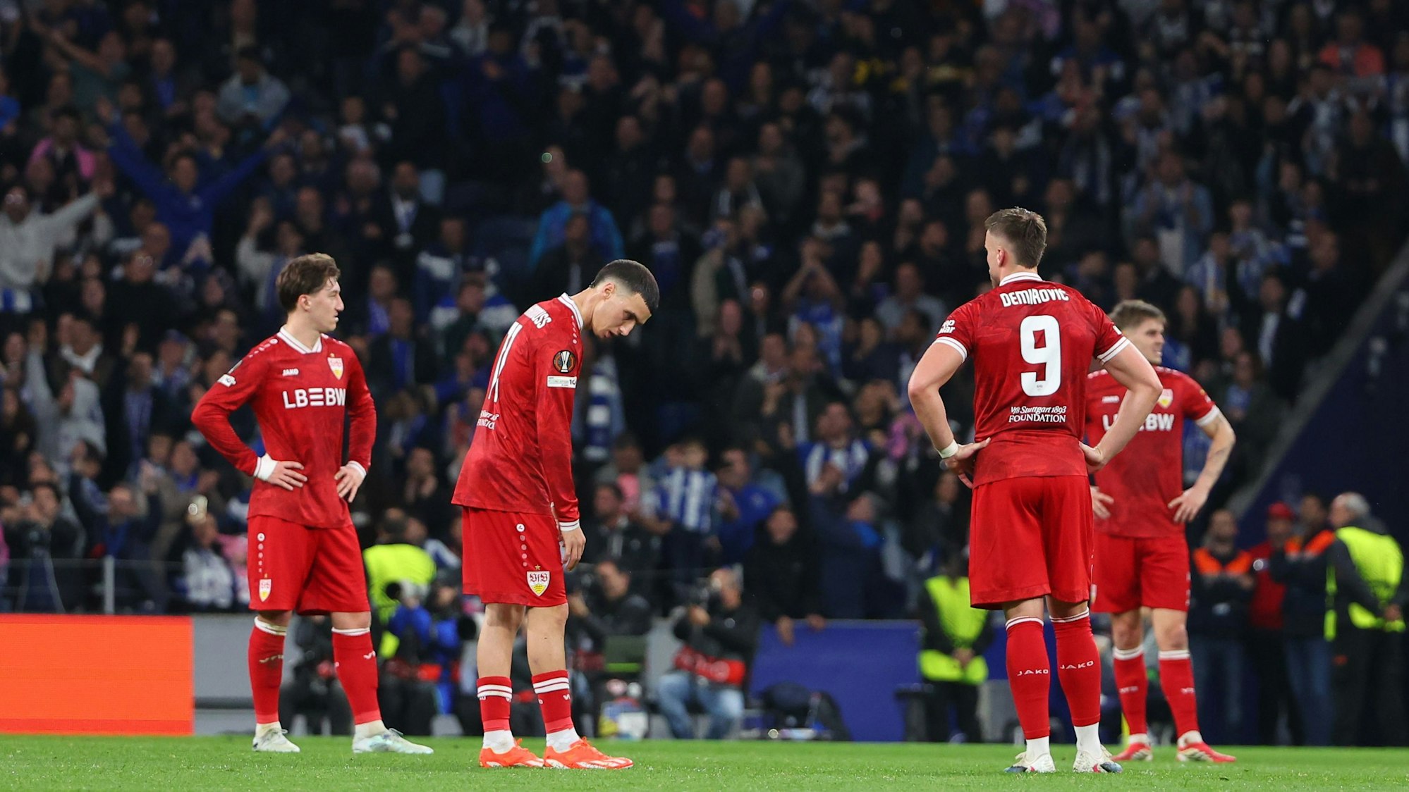 Die Spieler des VfB Stuttgart stehen enttäuscht auf dem Platz.