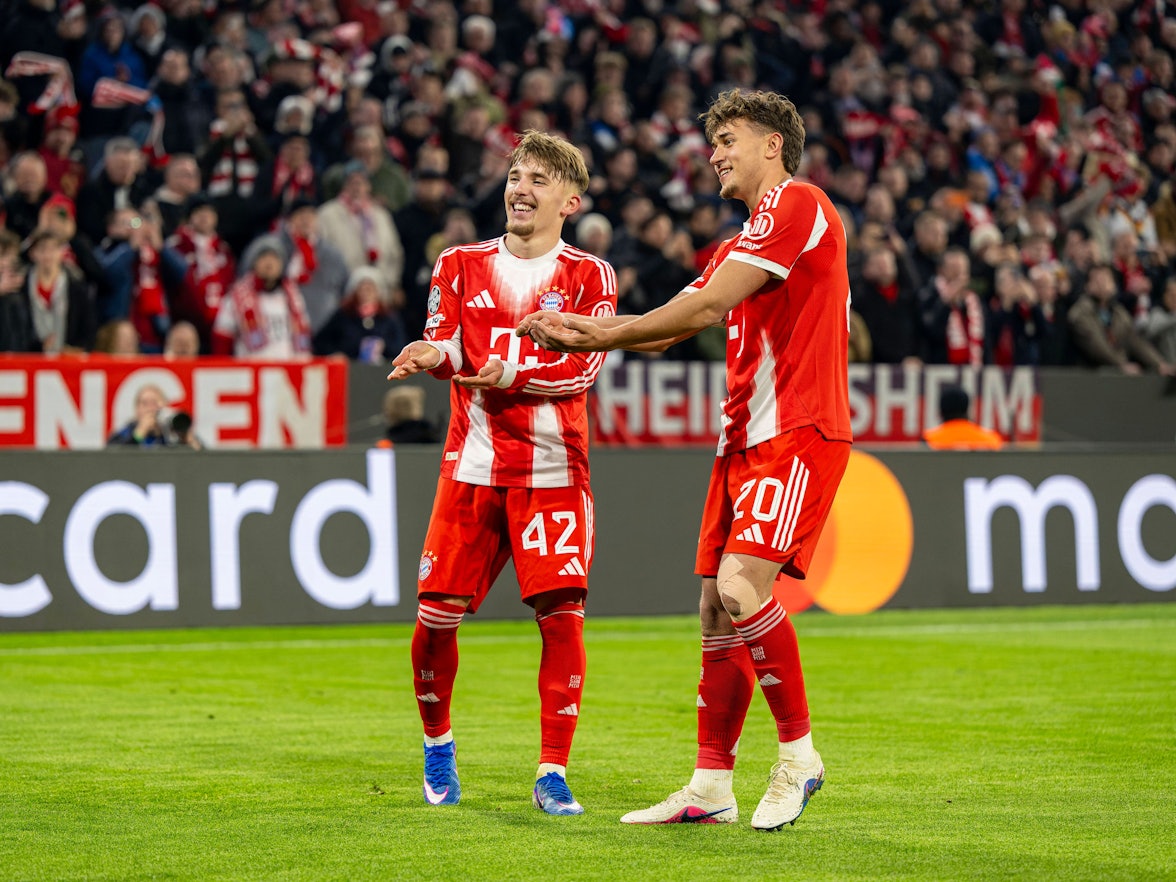 Lennart Karl und Tom Bischof beim Torjubel.