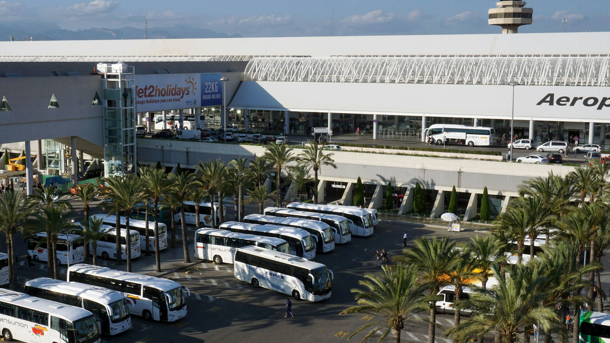 Flughafen, Busse, Palmen und Menschen