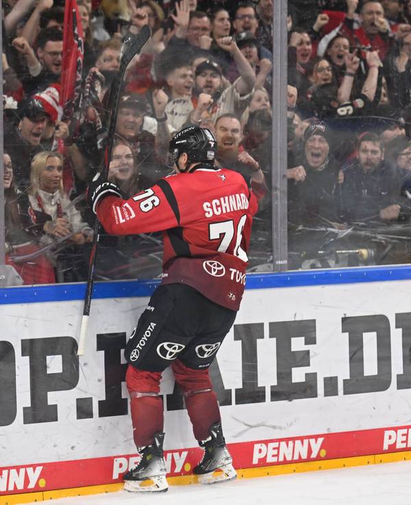 Nate Schnarr jubelt mit den Haie-Fans über ein Tor.