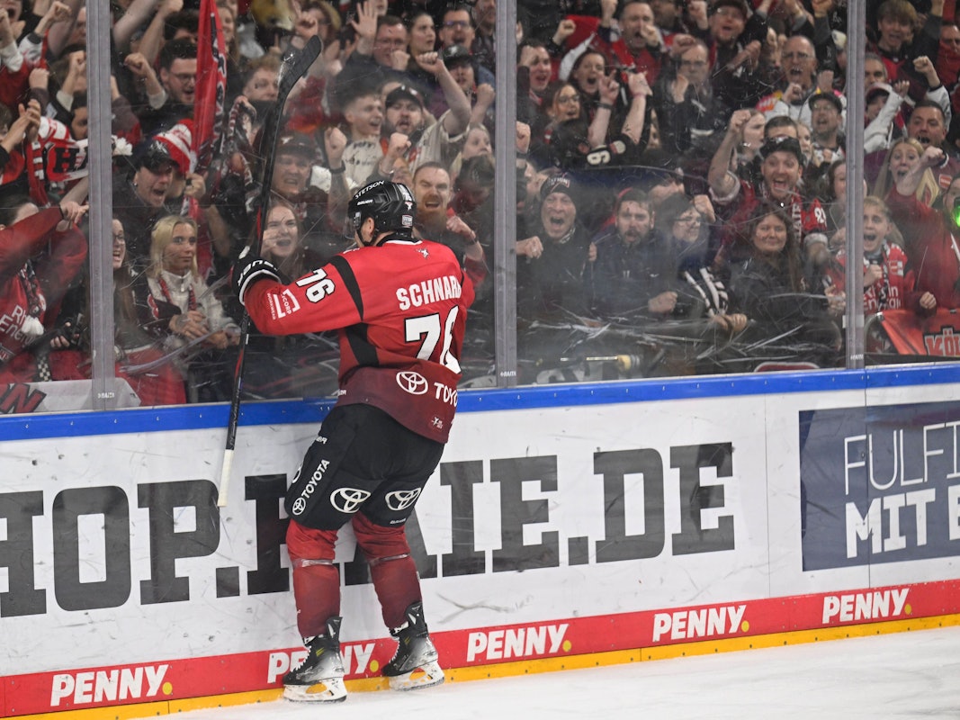 Nate Schnarr jubelt mit den Haie-Fans über ein Tor.