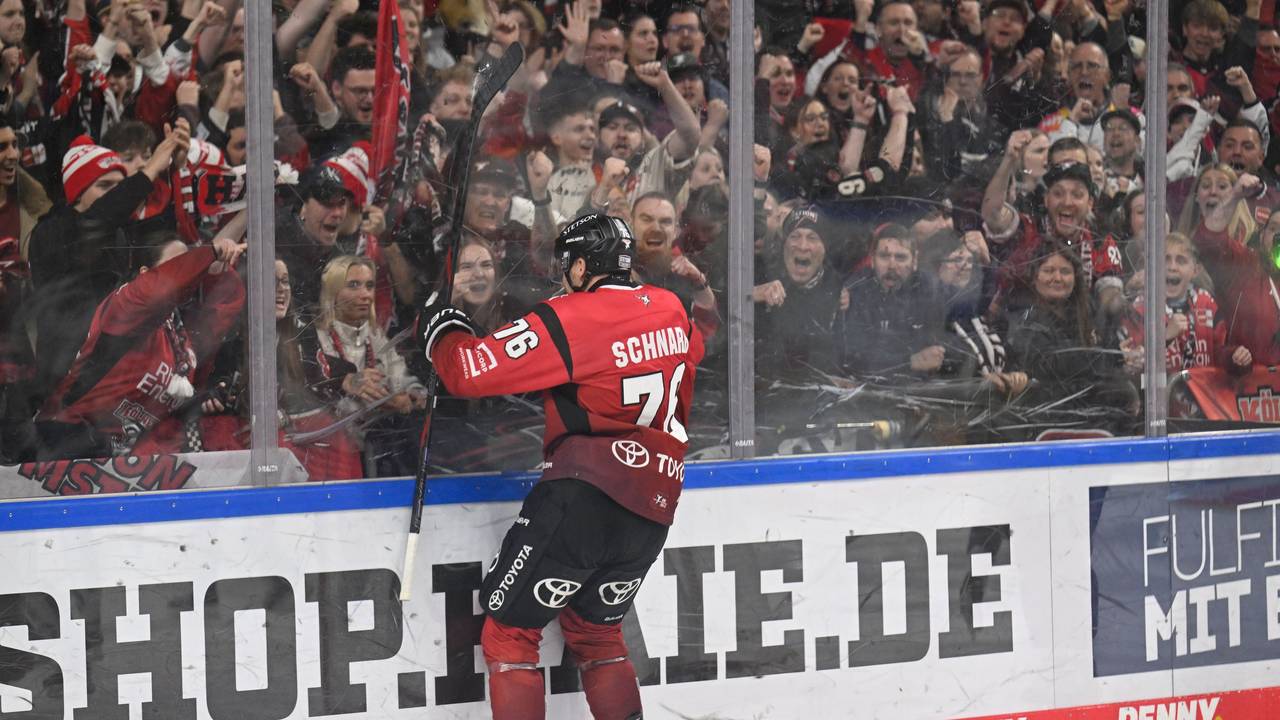 Nate Schnarr jubelt mit den Haie-Fans über ein Tor.