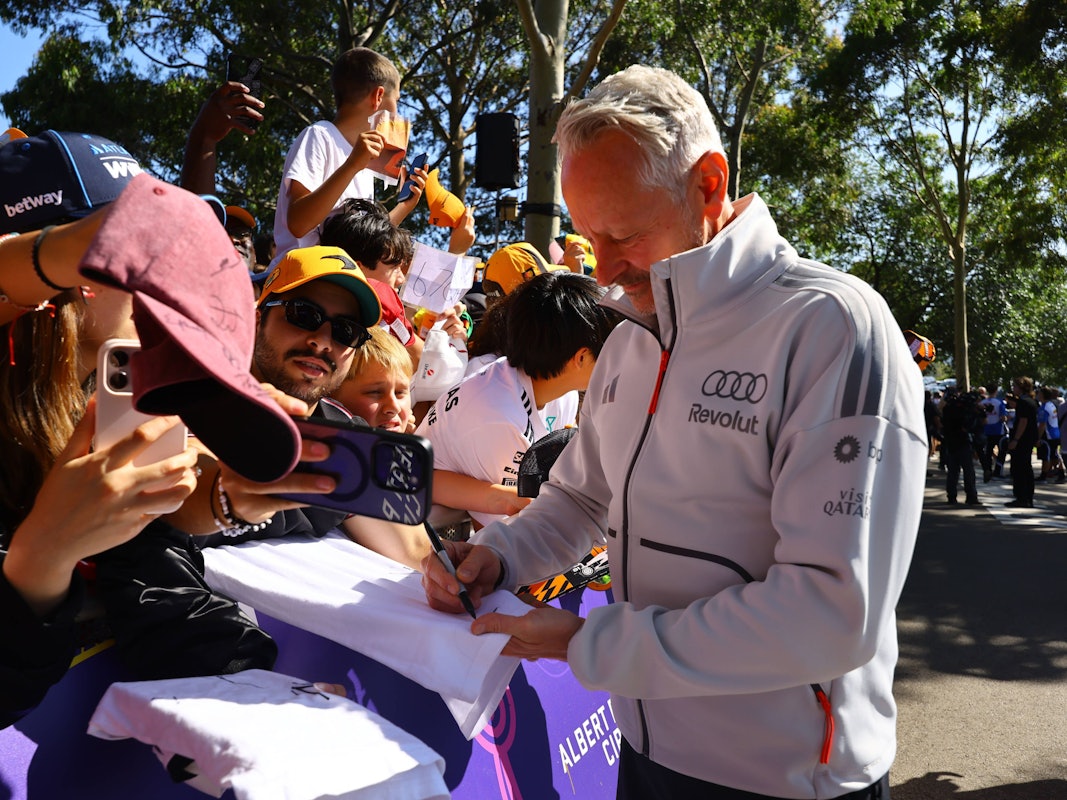Jonathan Wheatley schreibt Autogramme.