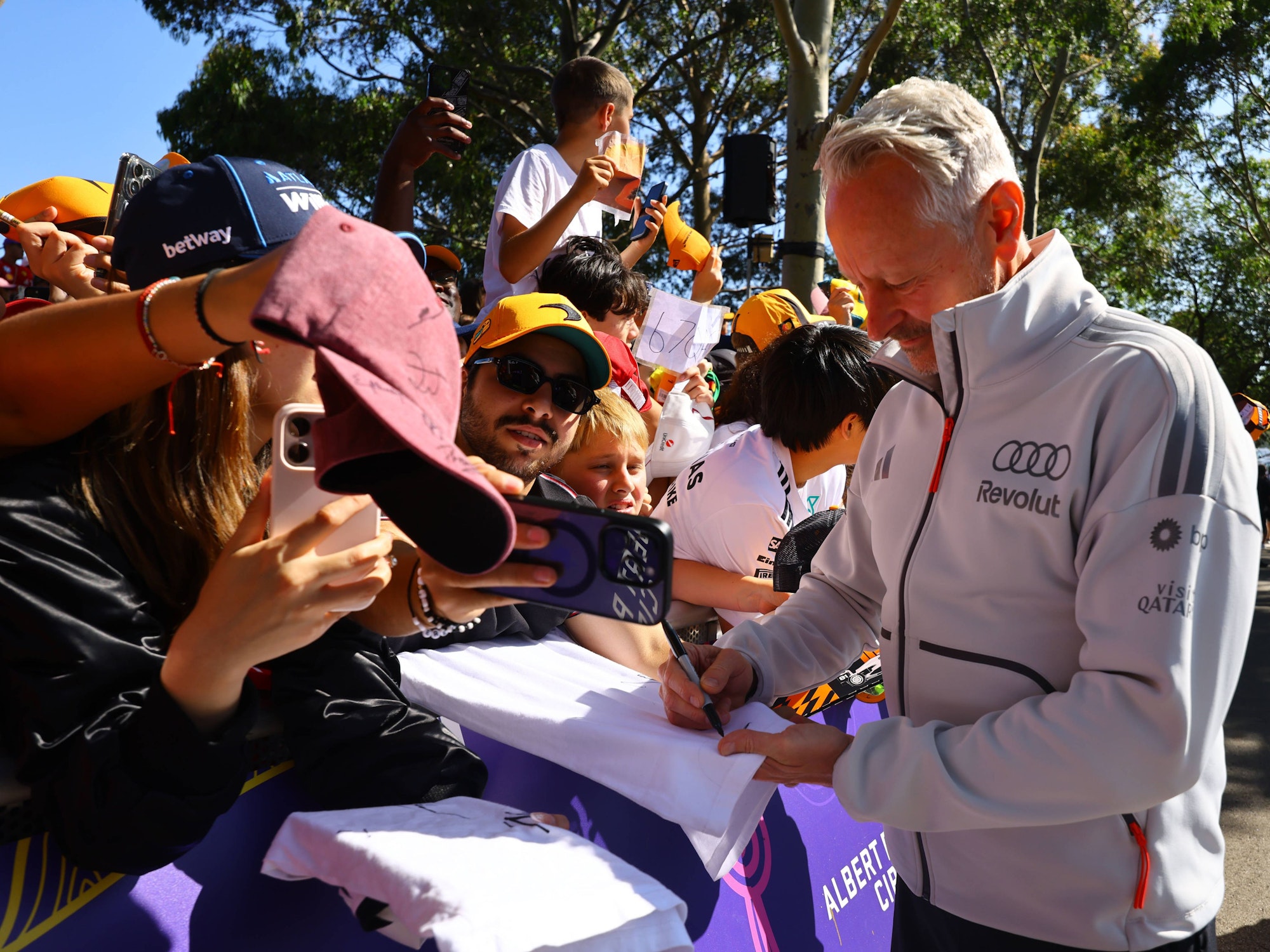 Jonathan Wheatley schreibt Autogramme.