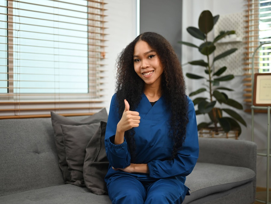 Frau in Uniform gibt Daumen hoch