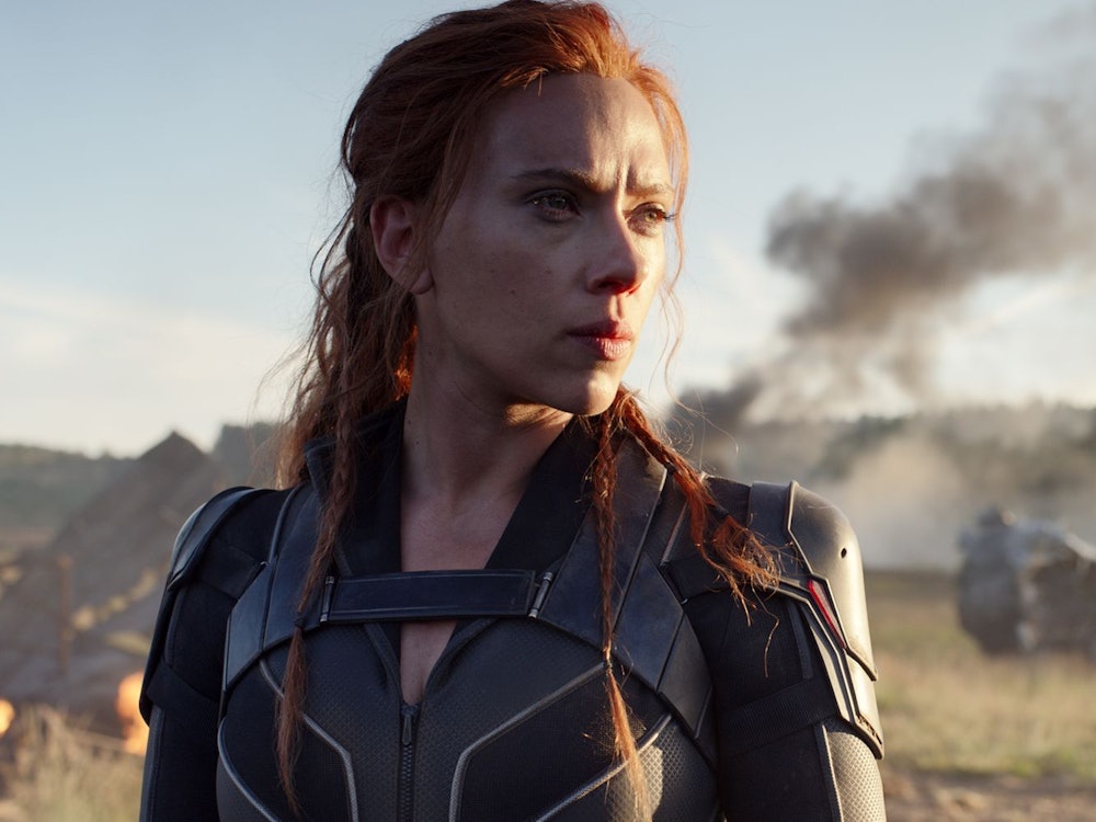 Scarlett Johansson kann ihre Figur Natasha Romanoff durch den Film vom übersexualisierten Image befreien. (Bild: Marvel Studios 2021. All Rights Reserved.)