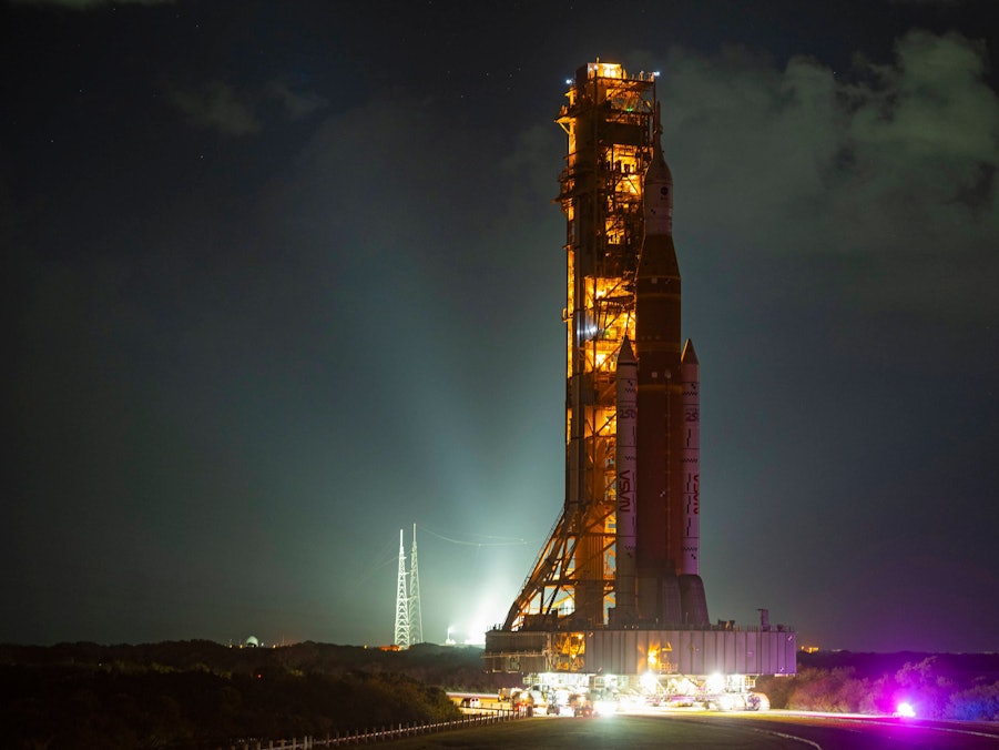 Rakete auf mobiler Startplattform bei Nacht