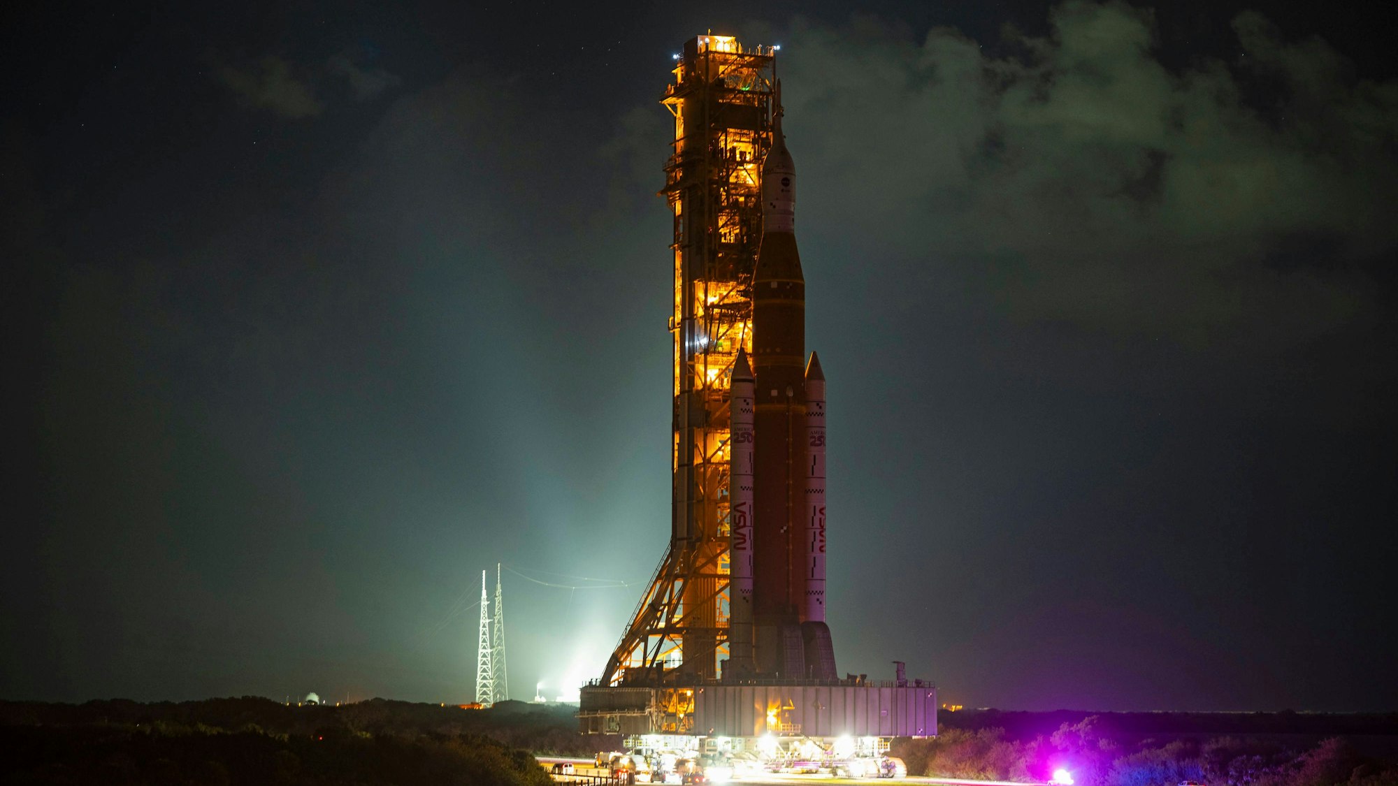 Rakete auf mobiler Startplattform bei Nacht