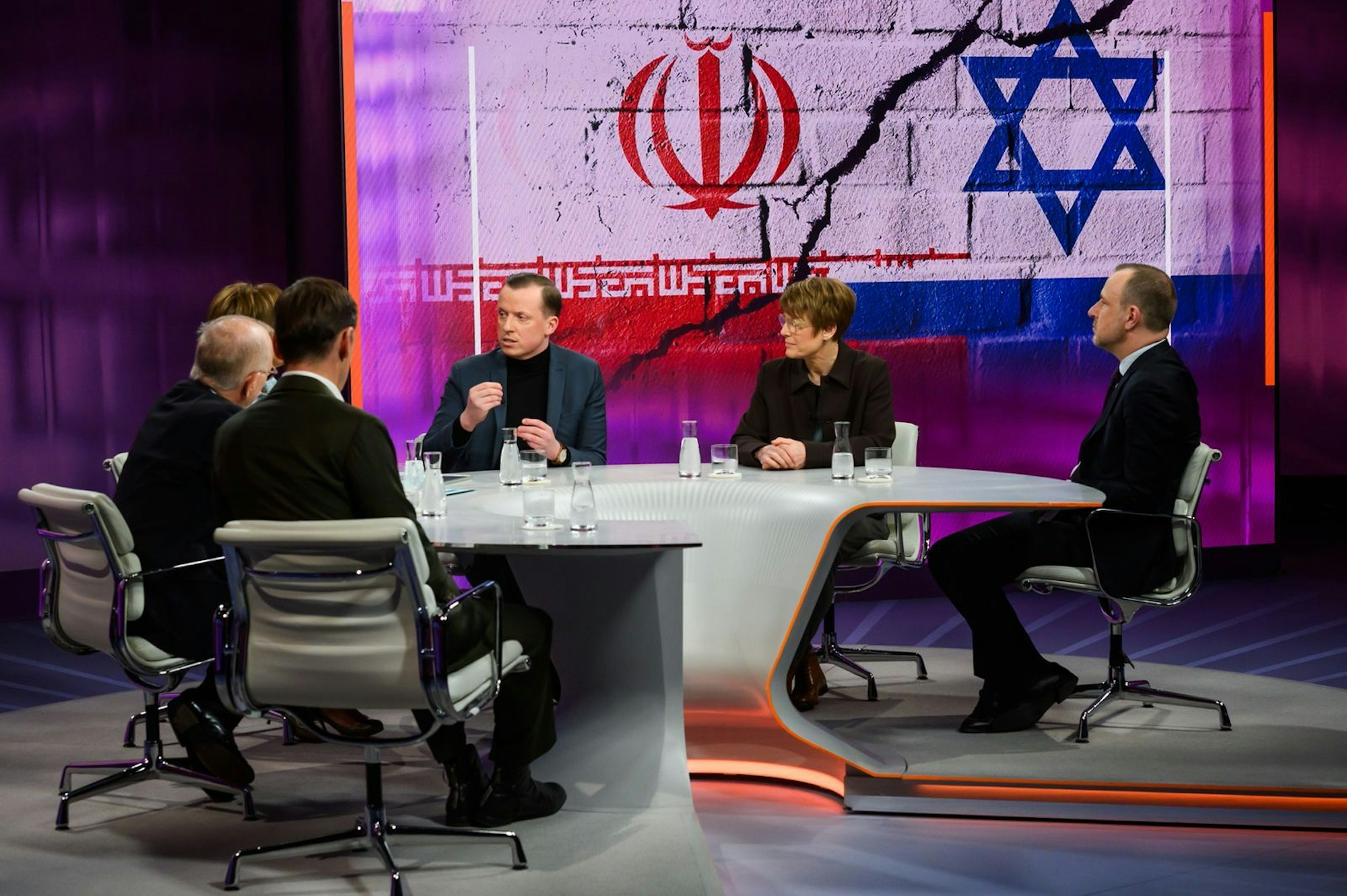 Adis Ahmetović (SPD), außenpolitischer Sprecher der SPD-Bundestagsfraktion, hält den Iran-Krieg für völkerrechtswidrig. (Bild: ZDF/Jule Roehr )