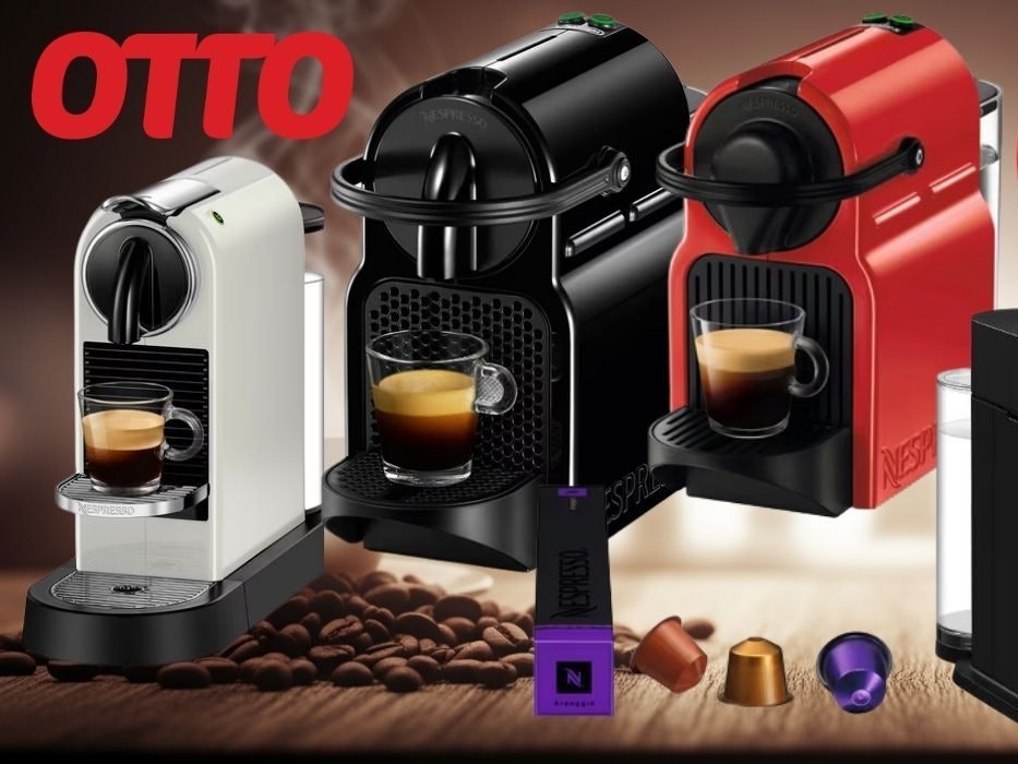 Mehrere Nespresso-Kaffeemaschinen in verschiedenen Farben (weiß, schwarz, rot) und Modellen (Inissia, Vertuo Next) sind auf einer Holzoberfläche mit verstreuten Kaffeebohnen und Nespresso-Kapseln zu sehen. Vor den Maschinen stehen Tassen mit frisch gebrühtem Kaffee. Oben links ist das OTTO-Logo platziert