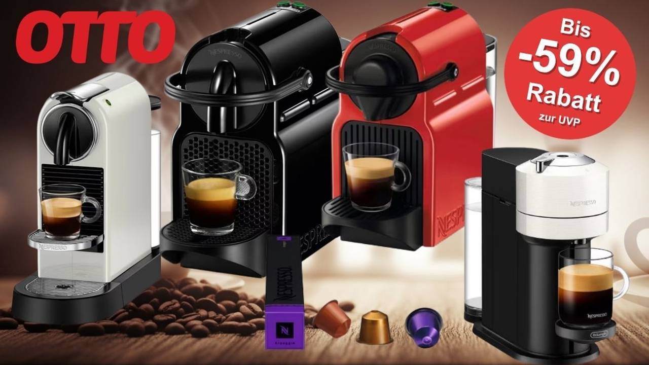 Mehrere Nespresso-Kaffeemaschinen in verschiedenen Farben (weiß, schwarz, rot) und Modellen (Inissia, Vertuo Next) sind auf einer Holzoberfläche mit verstreuten Kaffeebohnen und Nespresso-Kapseln zu sehen. Vor den Maschinen stehen Tassen mit frisch gebrühtem Kaffee. Oben links ist das OTTO-Logo platziert