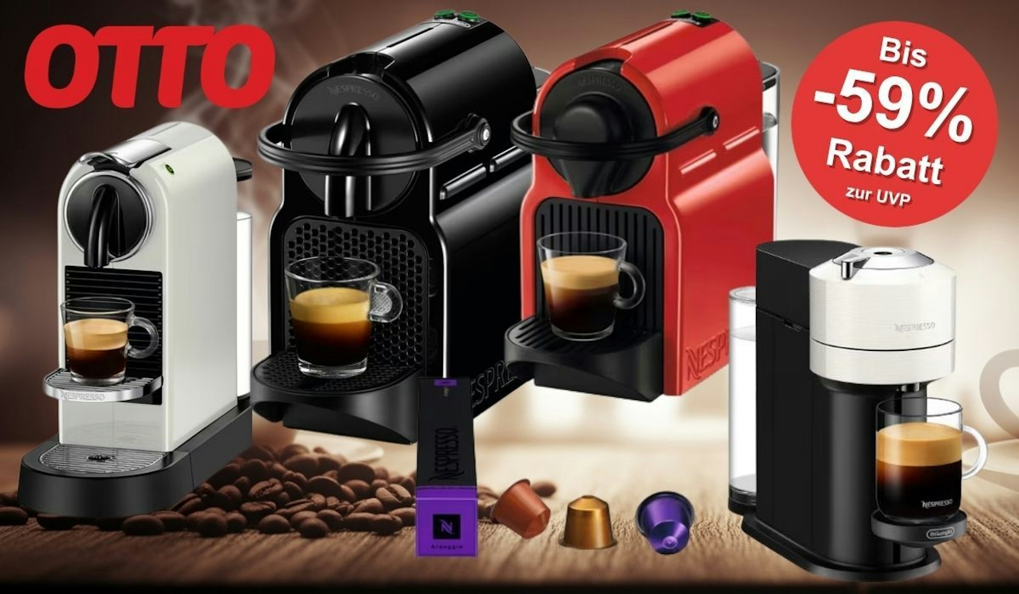 Mehrere Nespresso-Kaffeemaschinen in verschiedenen Farben (weiß, schwarz, rot) und Modellen (Inissia, Vertuo Next) sind auf einer Holzoberfläche mit verstreuten Kaffeebohnen und Nespresso-Kapseln zu sehen. Vor den Maschinen stehen Tassen mit frisch gebrühtem Kaffee. Oben links ist das OTTO-Logo platziert
