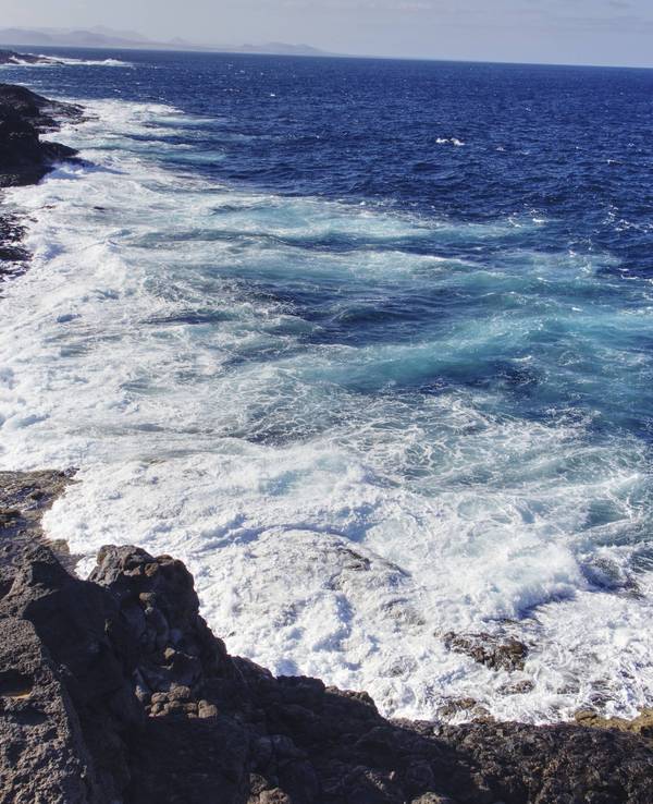 Stürmisches Meer mit Felsenküste