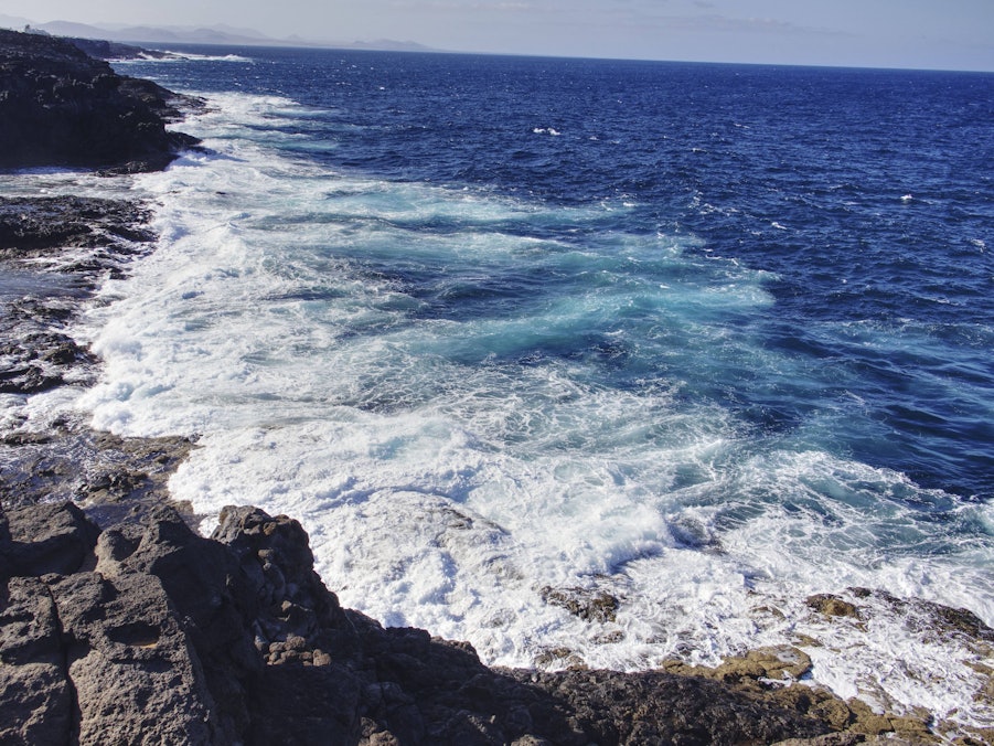 Stürmisches Meer mit Felsenküste