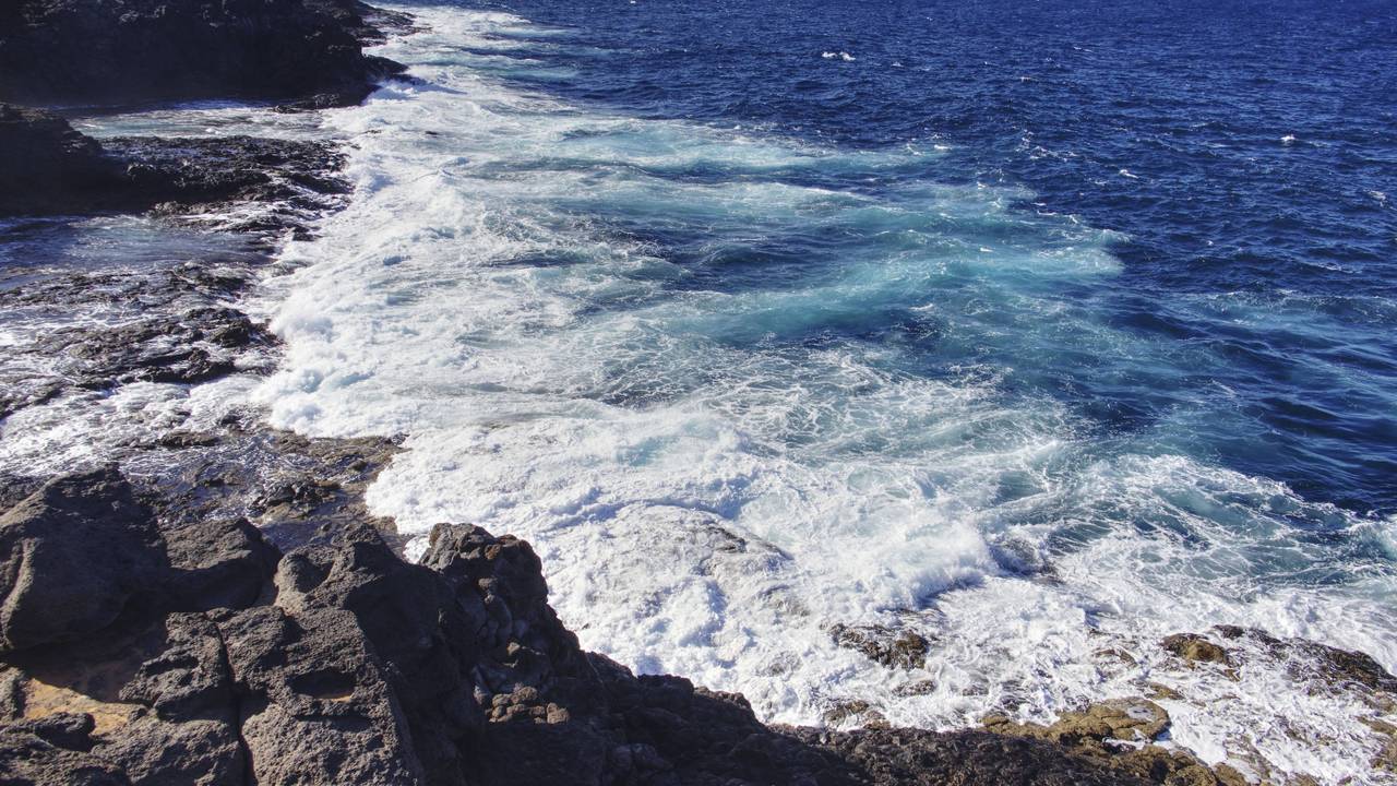 Stürmisches Meer mit Felsenküste
