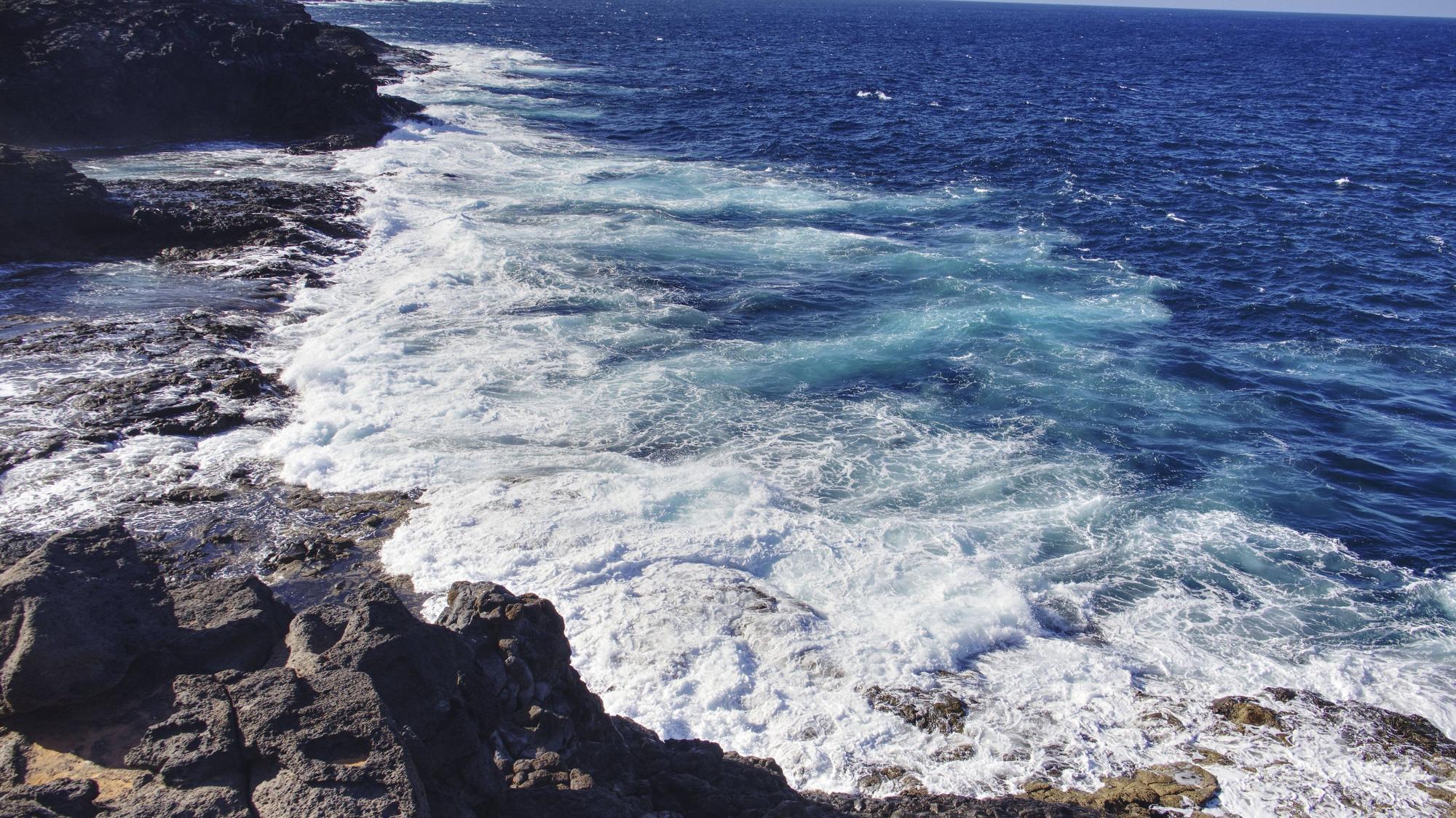 Stürmisches Meer mit Felsenküste