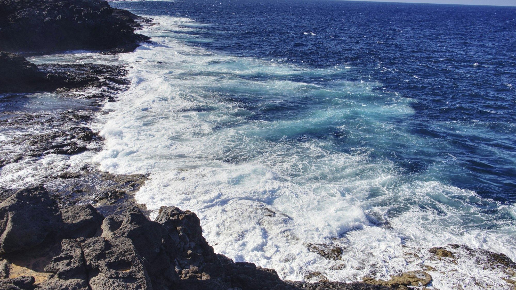 Stürmisches Meer mit Felsenküste