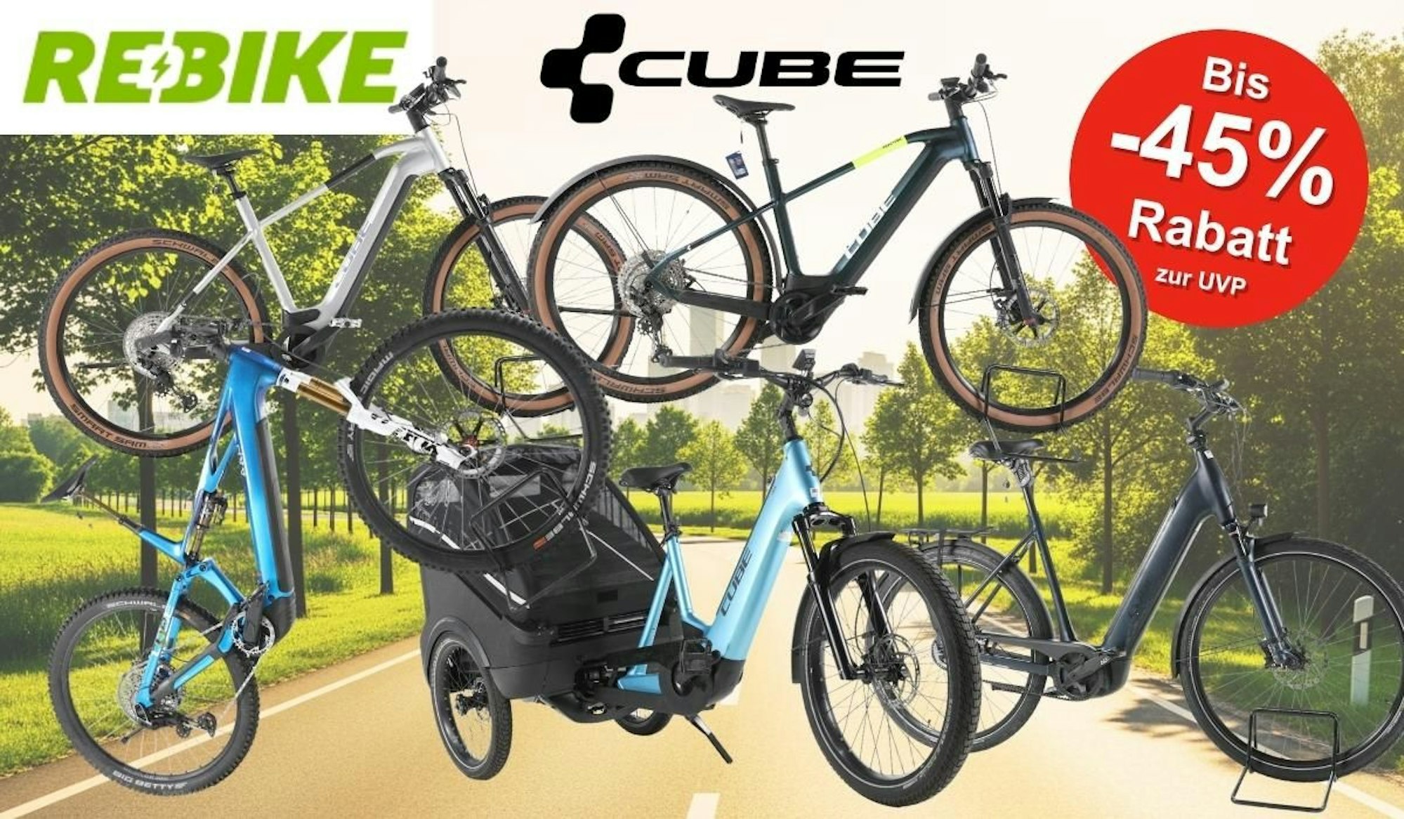 Mehrere generalüberholte, refurbished Cube E-Bikes verschiedener Modell-Typen – E-Mountainbike, City-Bike, Cargo-Trike und Trekking-Bike – vor frühlingsgrüner Landstraße mit Rebike- und Cube-Logo.