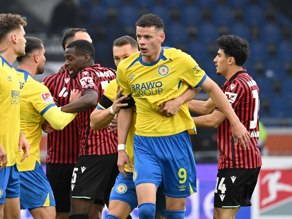 Rudelbildung zwischen Spielern von Hannover 96 und Eintracht Braunschweig.