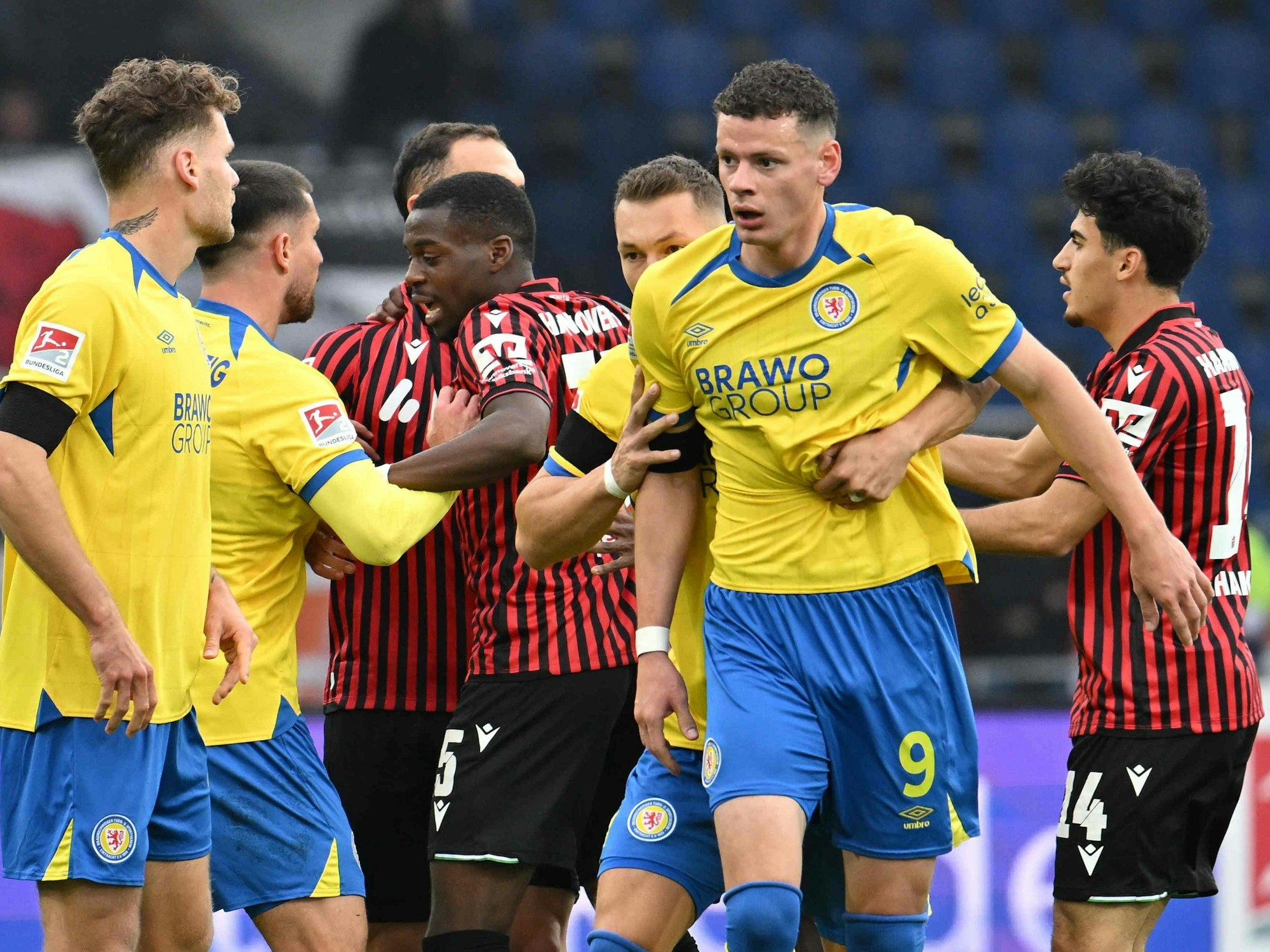 Rudelbildung zwischen Spielern von Hannover 96 und Eintracht Braunschweig.