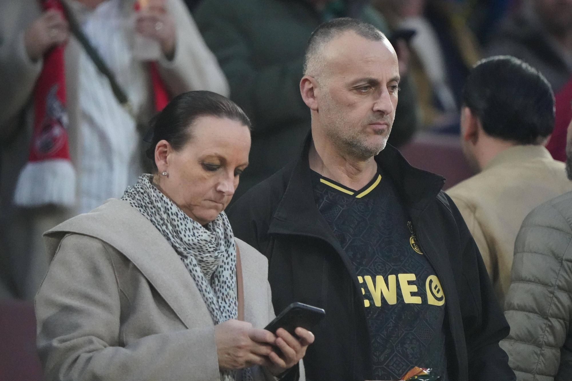 Sabrina und Mohammed, Eltern von FC-Star Said El Mala, verfolgen die Geschicke ihres Sohnes im Rhein-Energie-Stadion.