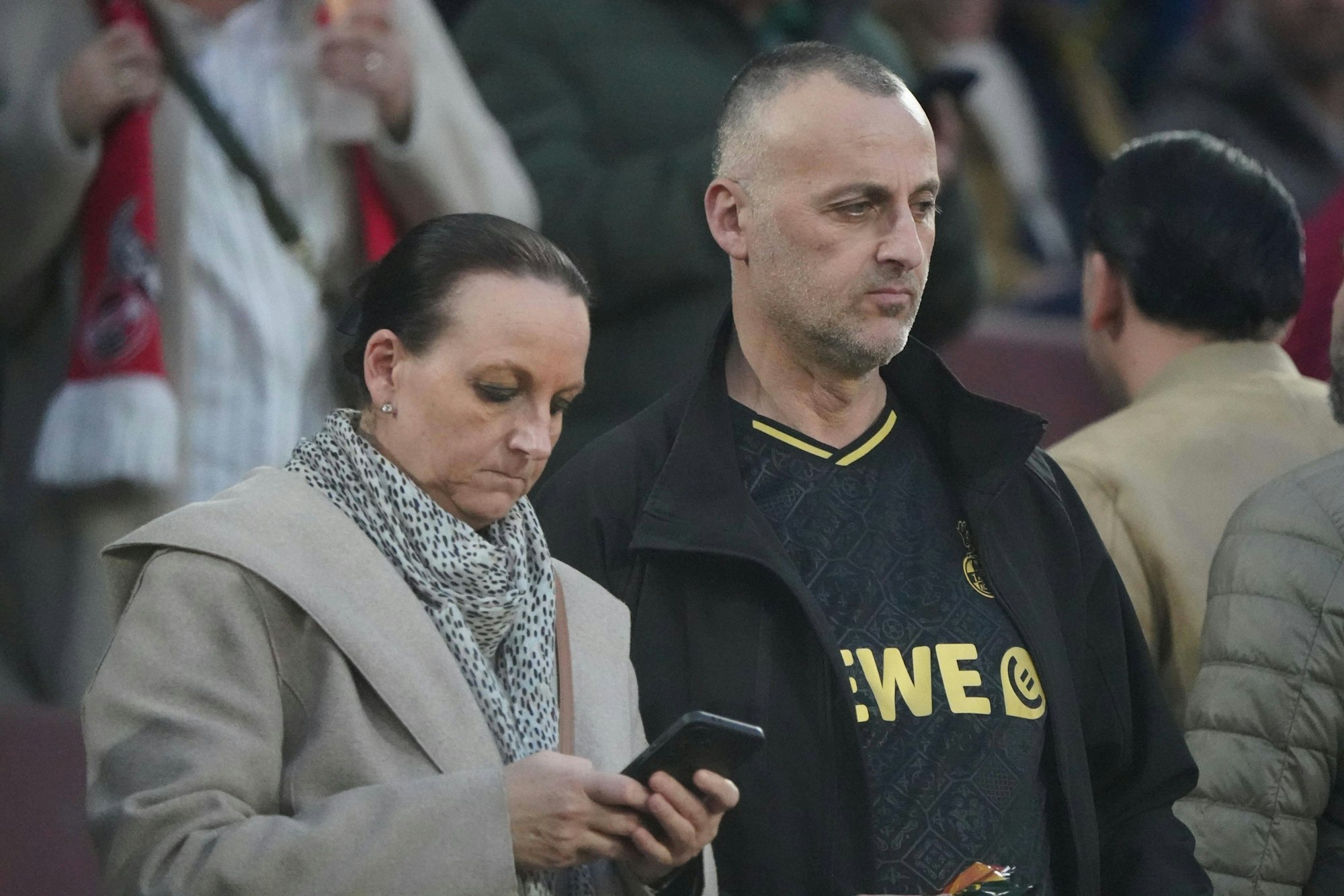 Sabrina und Mohammed, Eltern von FC-Star Said El Mala, verfolgen die Geschicke ihres Sohnes im Rhein-Energie-Stadion.