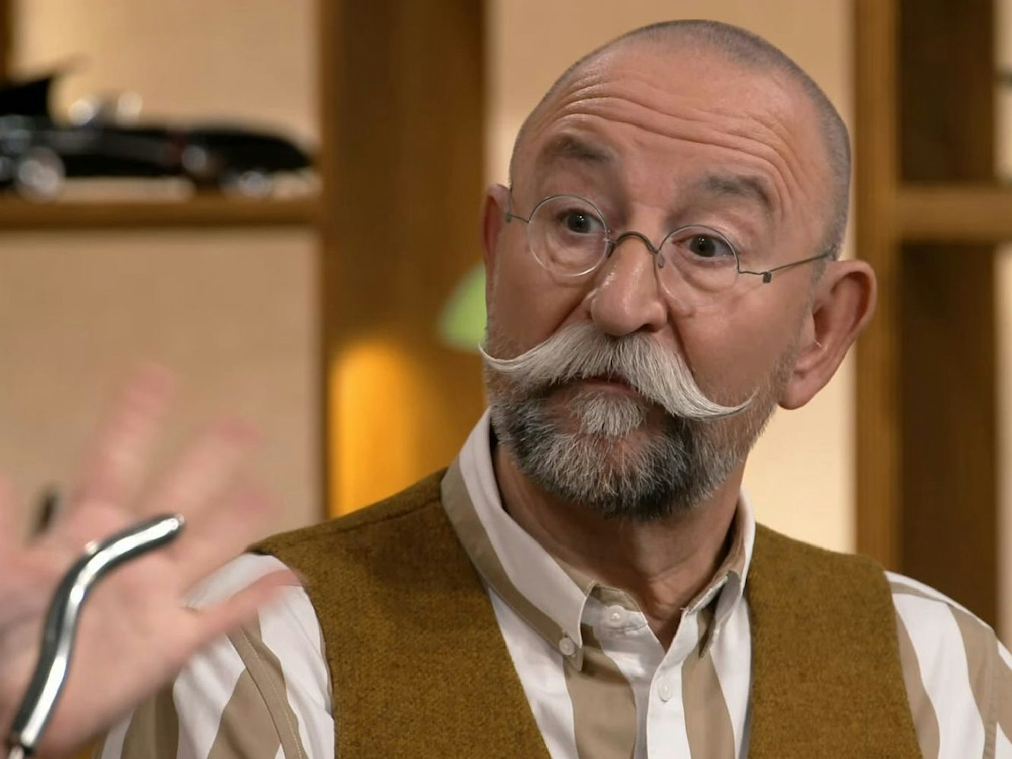 Ein Massagestab für besondere Bedürfnisse sorgte bei „Bares für Rares“ für Aufsehen. Anfangs wusste Horst Lichter nicht, was das Ding überhaupt sein sollte und machte große Augen, als die Expertin über die Anwendungsbereiche referierte. (Bild: ZDF)