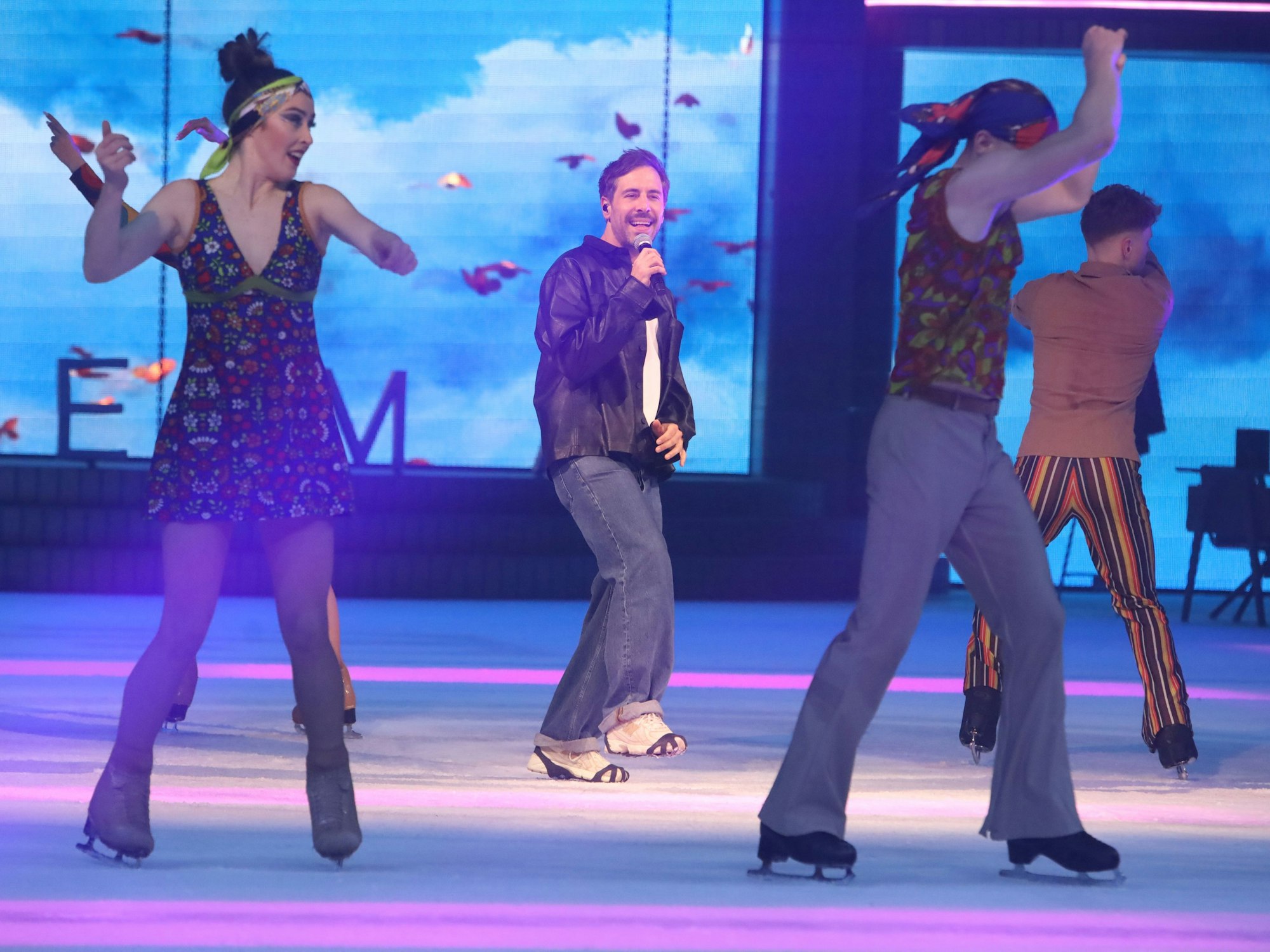 Max Giesinger steht bei Holiday on Ice auf der Eisfläche.