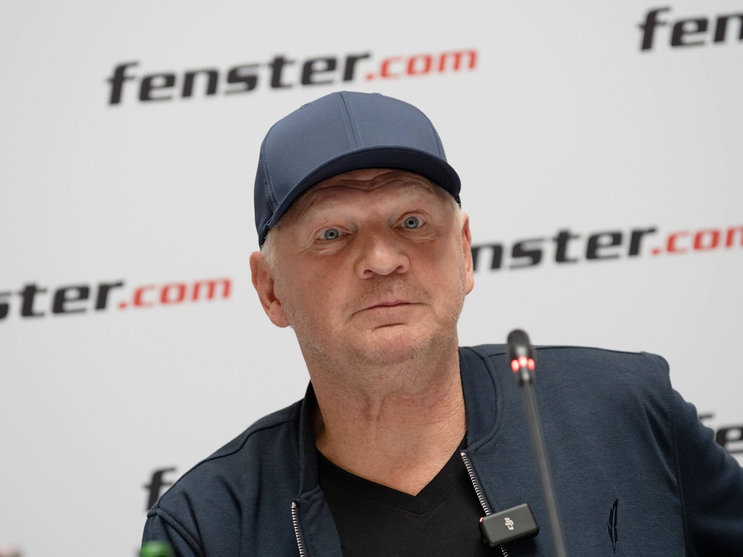 Stefan Effenberg spricht auf der Bühne bei einer PK.