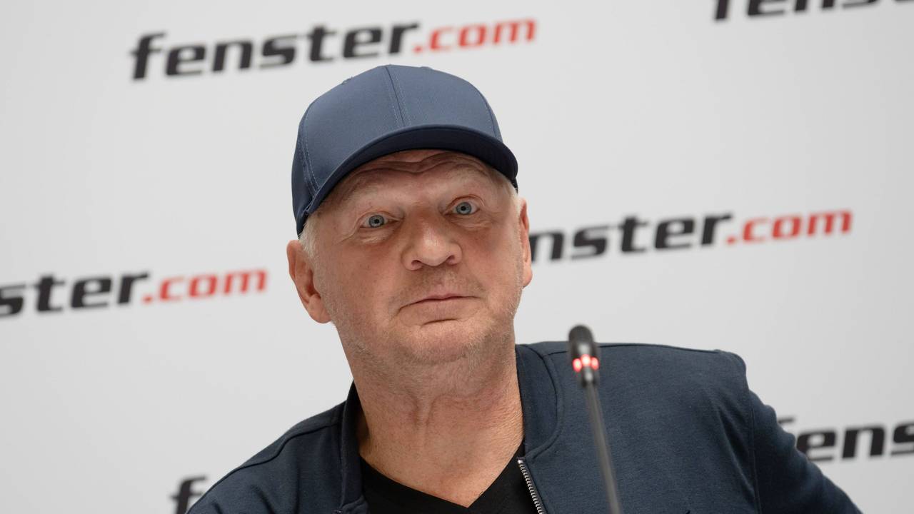 Stefan Effenberg spricht auf der Bühne bei einer PK.