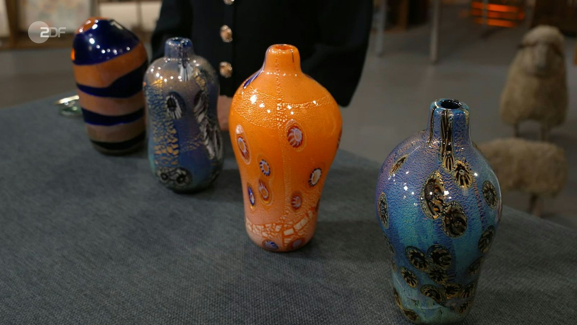 Die vier Vasen aus Muranoglas aus den 1950er- bis 70er-Jahren waren 1.700 bis 2.400 Euro wert. Julian Schmitz-Avila ließ sich aufgrund starker Beschädigungen gerade noch auf 1.000 Euro hochhandeln.
(Bild: ZDF)