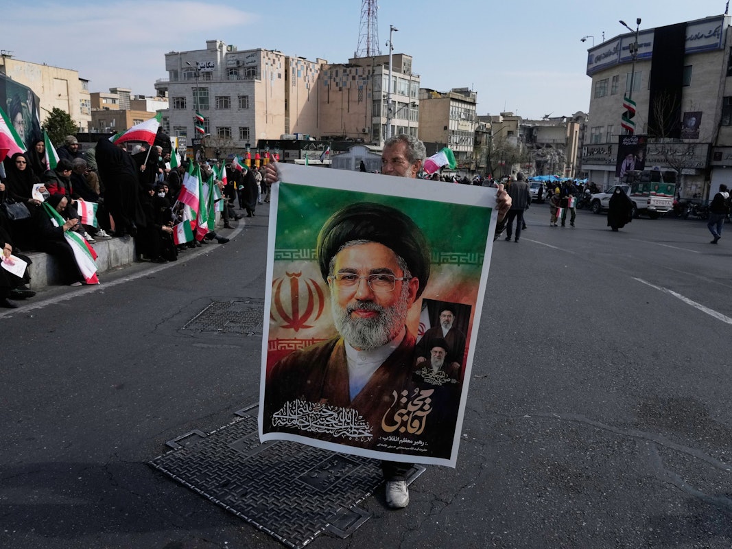 Ein Mann hält ein Plakat von Ajatollah Ali Chamenei, der die Nachfolge seines verstorbenen Vaters Ajatollah Ali Chamenei als Oberster Führer antritt, während einer Kundgebung zu seiner Unterstützung.