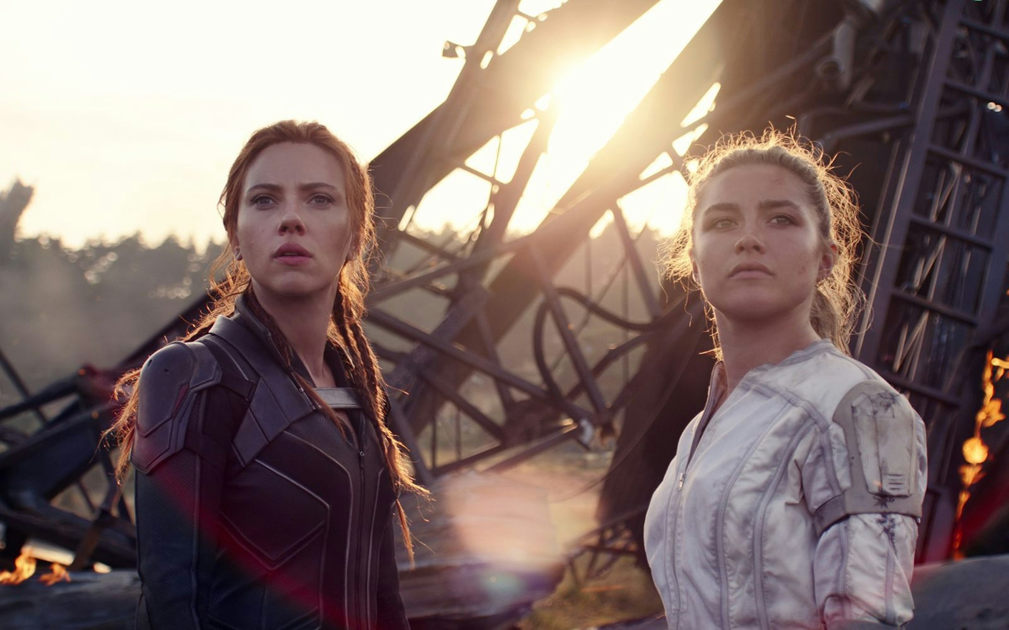 Schwestern können es besser: Natasha (Scarlett Johansson, links) und Yelena (Florence Pugh). (Bild: Marvel Studios 2021. All Rights Reserved.)