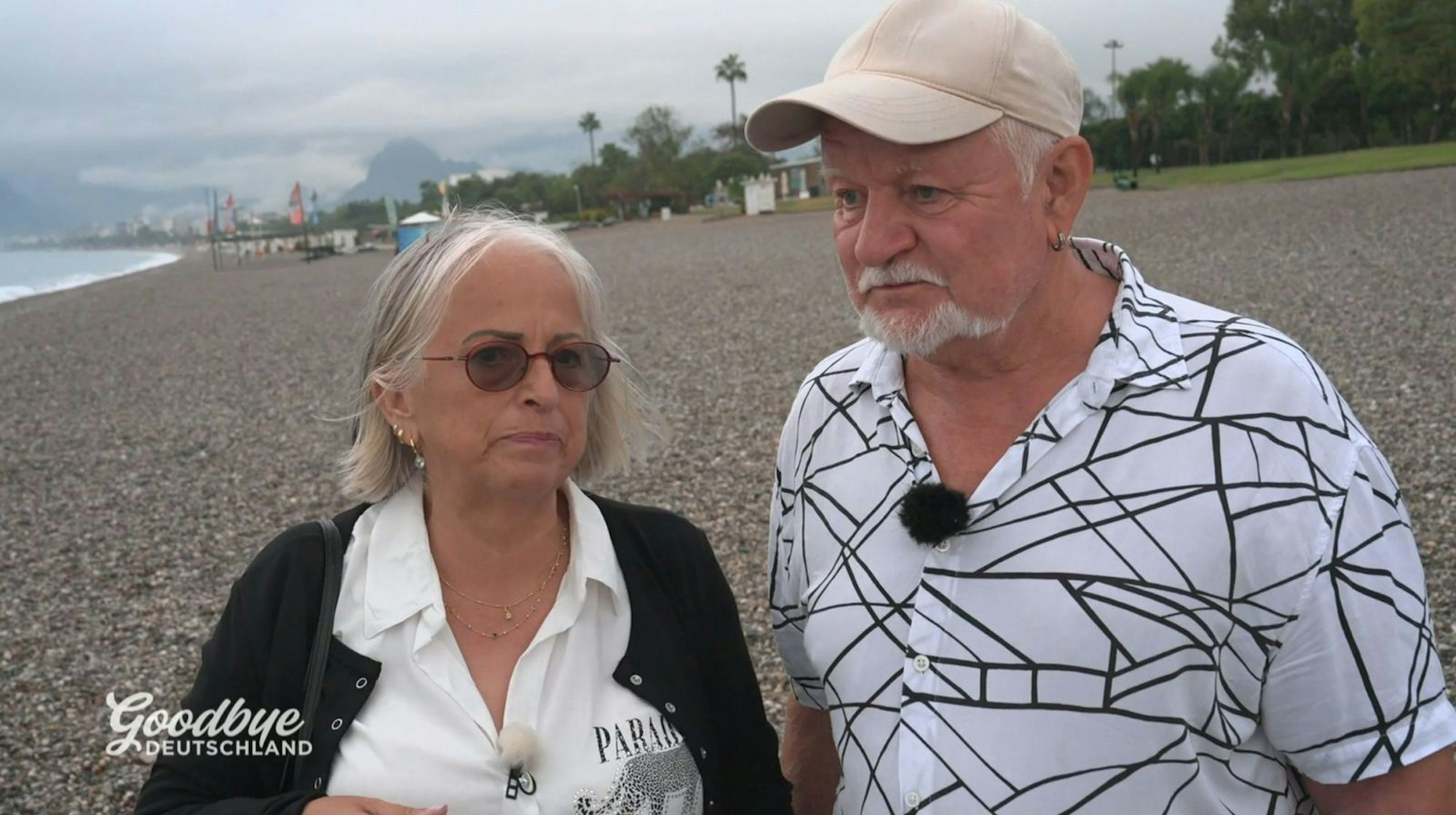 Die türkische Hyperinflation treibt sie in die Armutsfalle: Anita und Jürgen Dietz am Strand von Antalya. (Bild: RTL)